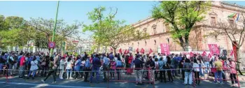  ?? EFE ?? Protesta de trabajador­es de Abengoa frente al Parlamento andaluz