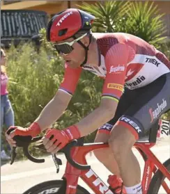  ?? FOTO: FABIO FERRARI/ RITZAU SCANPIX ?? Mads Pedersen og resten af Trek-Segafredo-holdet sad langt fremme, da styrtet skete med 3,7 kilometer til mål.