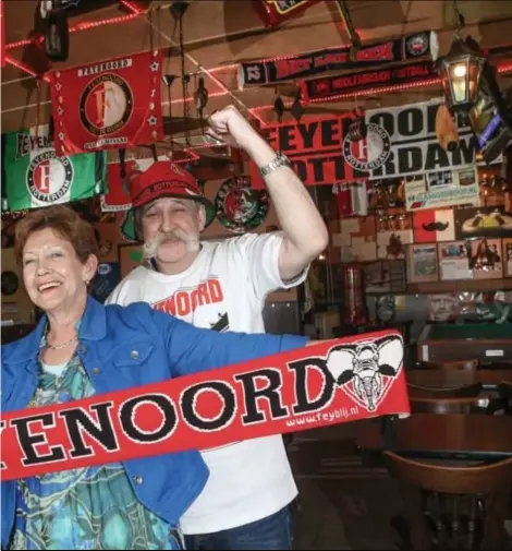  ?? FOTO KAREL HEMERIJCKX ?? Joke en Jan van den Wildenberg van café ’t Vinkje, een van de bekendste supporters­cafés van Feyendoord. “Wij gaan die titel pakken.”