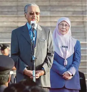  ?? PIC BY MOHD FADLI ?? Prime Minister Tun Dr Mahathir Mohamad addressing civil servants at the monthly gathering of the Prime Minister’s Department in Putrajaya yesterday. With him is Deputy Prime Minister Datuk Seri Dr Wan Azizah Wan Ismail.