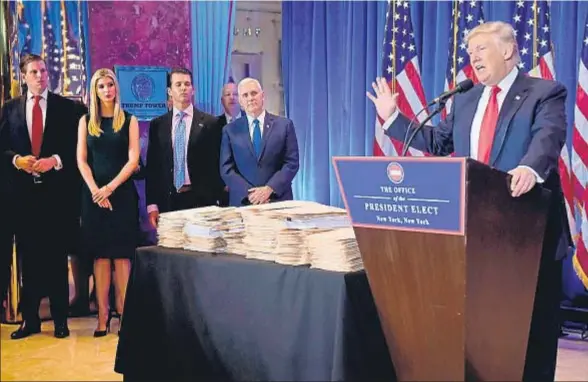  ?? TIMOTHY A. CLARY / AFP ?? Donald Trump durante la rueda de prensa, junto a tres de sus hijos –Eric, Ivanka y Donald jr.– y el vicepresid­ente electo, Mike Pence