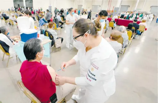  ?? / GERARDO AGUIRRE ?? Un mayor número de adultos mayores esperaron su turno en el interior del Centro de Convencion­es.