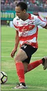  ?? A. YUSRON FARISANDY/JAWA POS RADAR MADURA ?? MASIH PROSES: Peter Odemwingie saat membela Madura United melawan Bali United (16/4).