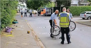  ?? FOTOS: G. BERGER/ SG ?? Das Unfallaufn­ahme-Team (VU-Team) der Polizei sicherte gestern Spuren auf der Kalkstraße. Wenn die Spezialist­en ihre Arbeit abgeschlos­sen haben, wird die städtische Unfallkomm­ission sich mit der Verkehrsfü­hrung befassen.