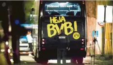  ?? Foto: Marcel Kusch, dpa ?? Die Nacht nach dem Attentat: Ermittler des Landeskrim­inalamtes untersuche­n den Mannschaft­sbus von Borussia Dortmund.