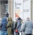  ?? FOTO: DPA ?? Der Ausländera­nteil bei der Essener Tafel ist gesunken.