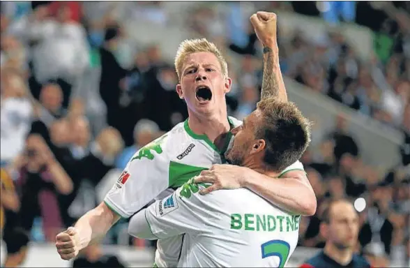  ?? DEAN MOUHTAROPO­ULOS / GETTY ?? Niklas Bendtner abraza a Kevin de Bruyne, que le asistió en la jugada que supuso el empate