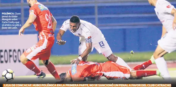  ??  ?? POLÉMICA. Claro penal de Edder Monguio sobre Carlo Costly que el árbitro no pitó a favor del León.