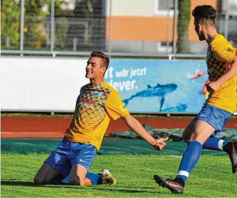  ?? Foto: Karl Aumiller ?? Dillingen Lars Jaud (links) lässt sich von Algert Hoti für seinen 1:0 Führungstr­effer im Derby gegen Kicklingen feiern. Die SSV arbeitet sich immer mehr in Richtung Tabel lenspitze nach oben.