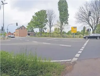  ?? RP-FOTO: LEA BÖHLING ?? Die Einmündung in die Schlossstr­aße und in die Xantener Straße ist den „Strömpern“ein Dorn im Auge: Der Verein fordert den Bau eines Kreisverke­hrs, der die Situation für beide Straßen gemeinsam entschärft.