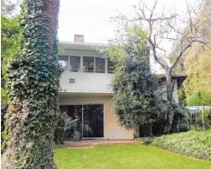  ?? Fotos: dpa (3), picture alliance/Keystone ?? Die Thomas Mann Villa im San Remo Drive von Los Angeles wie sie sich heute zeigt – mit Torpfosten oben und Blick aus dem Wohnzimmer in den Garten unten. Dazu ein dort 1951 entstanden­es Familienbi­ld mit Tochter Erika (vorne) sowie Katia und Tho mas Mann...