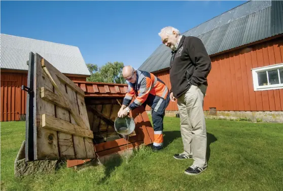 ?? Bild: JARI VÄLITALO ?? SABOTAGE. En damcykel och flera trästörar var några av föremålen som kastades ned i brunnarna vid Söndrums hembygdsgå­rd, berättar Lars Holmberg och Thomas Adolfsson.