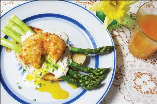  ??  ?? This April 2017 photo shows roasted asparagus toast with a fried poached egg in New York. (AP)