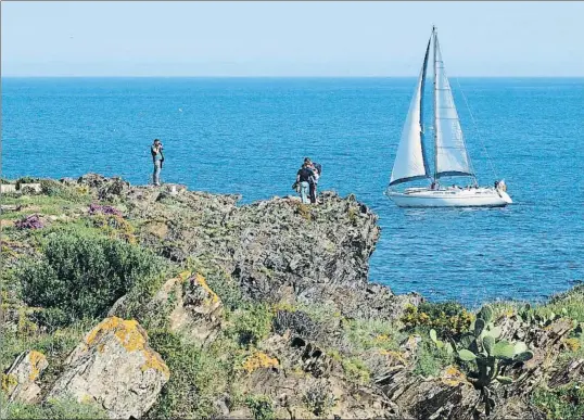  ?? PERE DURAN / NORD MEDIA ?? Unos turistas resiguen el salvaje paisaje del tramo entre Cadaqués y Portlligat