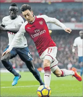  ?? FOTO: GETTY ?? Sobrado de técnica, de Özil se dice en Inglaterra que le cuesta sacrificar­se