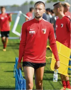  ?? Foto: Ulrich Wagner ?? Moritz Leitner in tragender Rolle beim FCA Training. In der Bundesliga kommt der 24 Jährige derzeit nicht zum Einsatz.