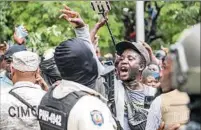  ??  ?? COMISARÍA. La gente quería linchar a los detenidos.