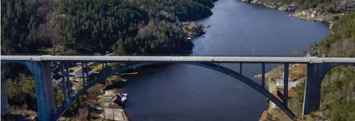  ?? FOTO: HANS O. TORGERSEN ?? De østeuropei­ske statsborge­rne ble utvist etter at tollerne tok dem for smugling over grensen ved den gamle broen over Svinesund.