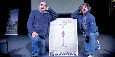  ??  ?? Scherzi Elio, a sinistra, con il bassista Nicola «Faso» Fasani, ieri alla presentazi­one dei concerti veneti al Gran Teatro Geox di Padova (Bergamasch­i)