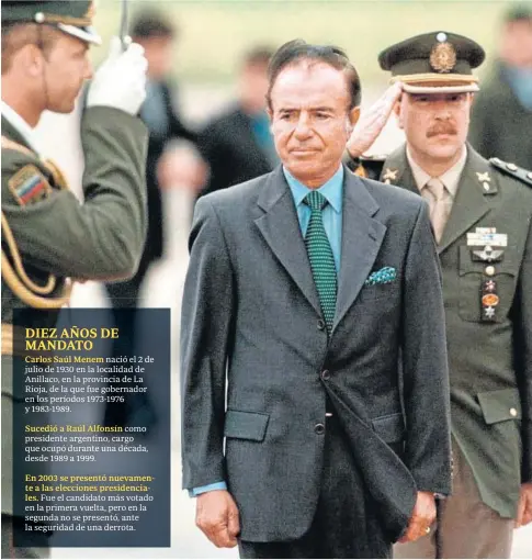  ?? EFE ?? DIEZ AÑOS DE MANDATO Carlos Saúl Menem
Sucedió a Raúl Alfonsín
En 2003 se presentó nuevamente a las elecciones presidenci­ales.
Carlos Menem recibe honores militares durante una visita a Moscú en 1998