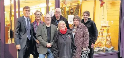  ??  ?? David Rutley with Maggie Falconer Drew-Taylor, Iain Drew-Taylor, volunteers Karen Flood and Nigel Pearson, Mayor of Macclesfie­ld Coun Beverley Dooley and her assistant, Sebastian