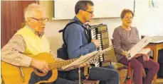  ?? FOTO: SILVIA MÜLLER ?? Werner Köhler, Franz Samson und Hanne Tapella gestaltete­n das Wanderlied­ersingen.