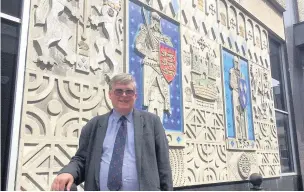  ??  ?? ●●Councillor Philip Harding with the murals outside BHS in Stockport