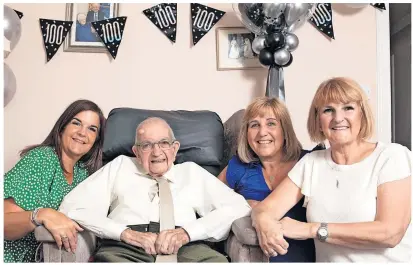  ?? Former Ayrshire Post photograph­er John Murdoch,with his nieces ?? Family ties