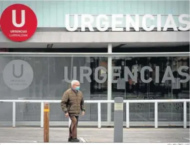  ?? VILLAR LÓPEZ / EFE ?? Una persona abandonaba ayer las urgencias del Complejo Hospitalar­io de Navarra, en Pamplona.