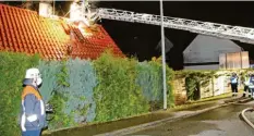  ?? Foto: Wilhelm Schmid ?? Über eine Drehleiter bekämpften die Feuerwehrl­eute den Brand in einem Dachstuhl in Ingstetten.