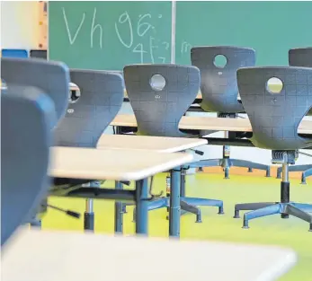  ?? FOTO: SOEREN STACHE ?? Schüler sollen nur mit Abstand zurück ins Klassenzim­mer – das fordert die Mehrheit der Eltern.