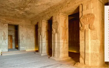  ?? ?? À l’intérieur du petit temple d’Abou Simbel de Néfertari, dédié à Hathor, déesse de l’amour, de la beauté, de la musique, de la maternité et de la joie, la salle hypostyle à trois nefs séparées par deux rangées de piliers ornés du visage d’Hathor.