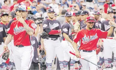  ?? Armando gallardo / especial el nuevo día ?? Javier Báez y su hermano Gadiel se preparan para la competenci­a de jonrones. Éste último fue el responsabl­e de pasar bola durante su oportunida­d en la primera ronda.