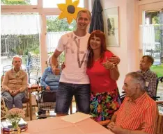  ?? Foto: Münderlein ?? Der Medizinstu­dent Alexander Popp (Mitte stehend) half vier Tage im Alten und Pfle geheim in Wallerstei­n mit. Rechts neben ihm steht Stiftungsl­eiterin Eva Kofler Po plawsky.