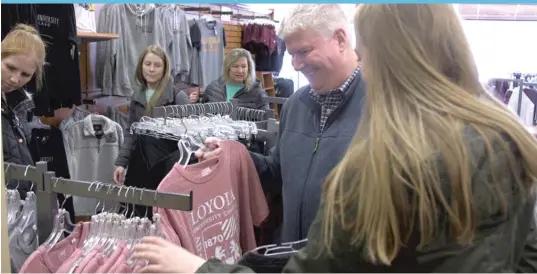  ?? | ANNIE COSTABILE/ SUN- TIMES ?? Loyola fans filled the campus bookstore shopping for new gear before the Ramblers’ Elite Eight appearance.