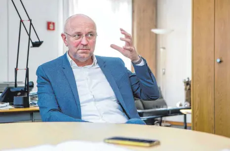  ?? FOTOS (2): THOMAS SIEDLER ?? Bernd Schwarzend­orfer hat vor 16 Jahren als Pressespre­cher Aalen verlassen und kehrte jetzt als Bürgermeis­ter ins Aalener Rathaus zurück.