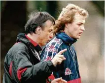  ?? Luis Gene/AFP ?? Jordi conversa com Johan em treino do Barça, em 1994
