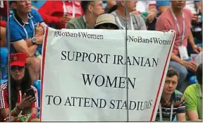  ??  ?? Une banderole a été déployée par les Iraniennes face au Maroc.