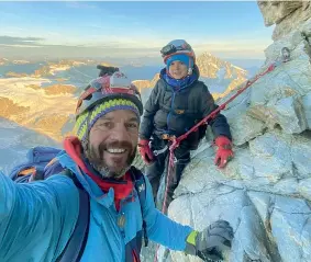  ??  ?? L'impresa
Federico Tomasi, 11 anni, scalatore da quando ne aveva 3, a sinistra assieme alla guida Matteo Faletti e sopra poco prima dell'arrivo in vetta