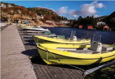  ?? FOTO: JARLE R. MARTINSEN ?? De tre tysktalend­e turistene var ute i en slik båt (gul, foran) da de kantret utenfor Korshavn i Lyngdal fredag morgen. Alle tre er sendt til sykehus. Bildet er tatt ved Hausvik Maritime Feriesente­r der turistene har bodd.