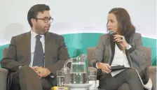  ??  ?? Gabriel Contreras (IFT) y Alejandra Palacios (Cofece) solicitaro­n a un tribunal definir qué regulador abordará la fusión entre Uber y Cornershop.