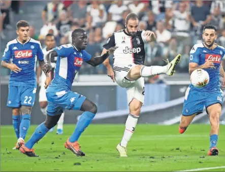  ??  ?? DECISIVO. Higuaín realizó un partido muy completo y anotó el segundo gol de la Juventus ante el conjunto napolitano.