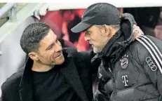  ?? FOTO: GAMBARINI/DPA ?? Vor dem Spiel waren die Trainer Xabi Alonso (links) und Thomas Tuchel beide gut gelaunt, hinterher galt das nur noch für Alonso.