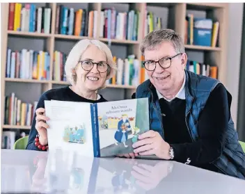  ?? FOTO: ANNE ORTHEN ?? Mechthild Blasel Kaneko und Alfred Reich wollen mit ihrer Lesung Kindern den richtigen Umgang mit Demenzpati­enten nahebringe­n. Auch Familien können so zum Gespräch animiert werden.