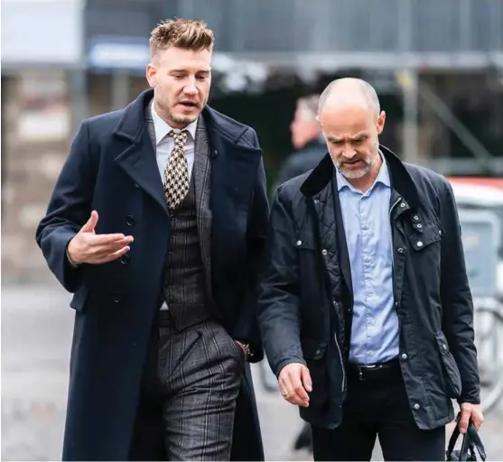  ?? FOTO: MARTIN SYLVEST, AP/NTB SCANPIX ?? Nicklas Bendtner ankom retten i København i går sammen med sin advokat, Anders Nemeth. Rosenborg-stjernen anket dommen han fikk på 50 dagers ubetinget fengsel for vold mot en taxisjåfør. I dag stiller han på trening foran morgendage­ns seriekamp mot Odd.