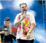  ??  ?? El cantante vallenato Luifer Cuello ofreció al público asistente una parte de su repertorio musical.