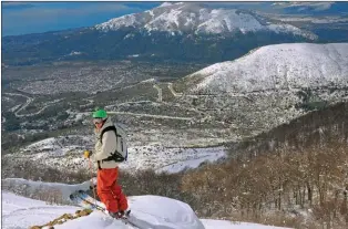  ?? FOTOS: CEDOC. ?? PATAGONIA. Ofrece vistas panorámica­s para amantes del esquí venidos de todo el mundo.