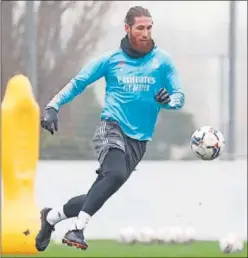  ??  ?? Sergio Ramos golpea el balón en el entrenamie­nto de ayer.