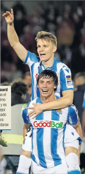  ??  ?? Odegaard es izado a hombros tras marcar con la Real Sociedad.