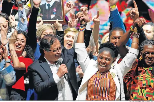  ?? MAURICIO DUEÑAS CASTANEDA / EFE ?? El nuevo presidente de Colombia, Gustavo Petro, celebra junto a la futura vicepresid­enta, Francia Márquez, su triunfo en las elecciones generales.